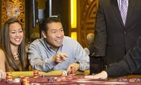 Màn hình slots và live casino đang chạy trên thiết bị di động tại vet69